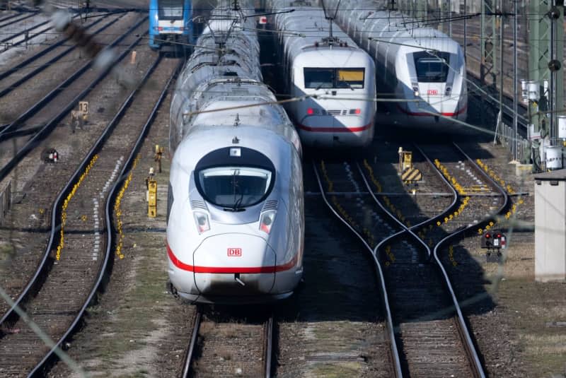 Trains stand on the tracks near the main station. In the wage dispute with Deutsche Bahn, the GDL union has called for 35-hour strikes in both passenger and freight transport. Sven Hoppe/dpa