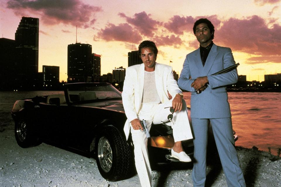 <p>Mehr 80er geht kaum: "Miami Vice" war in vielerlei Hinsicht stilprägend. Hochglanz-Optik und Bilder wie aus einem Videoclip bestimmten die Serie. Und natürlich waren da die coolen Cops Crockett (Don Johnson, links) und Tubbs (Philip Michael Thomas), die 111 Folgen lang in pastellfarbenen Anzügen in der schwülen Hitze Südfloridas Jagd auf Drogendealer machten. (Bild: Universal)</p> 