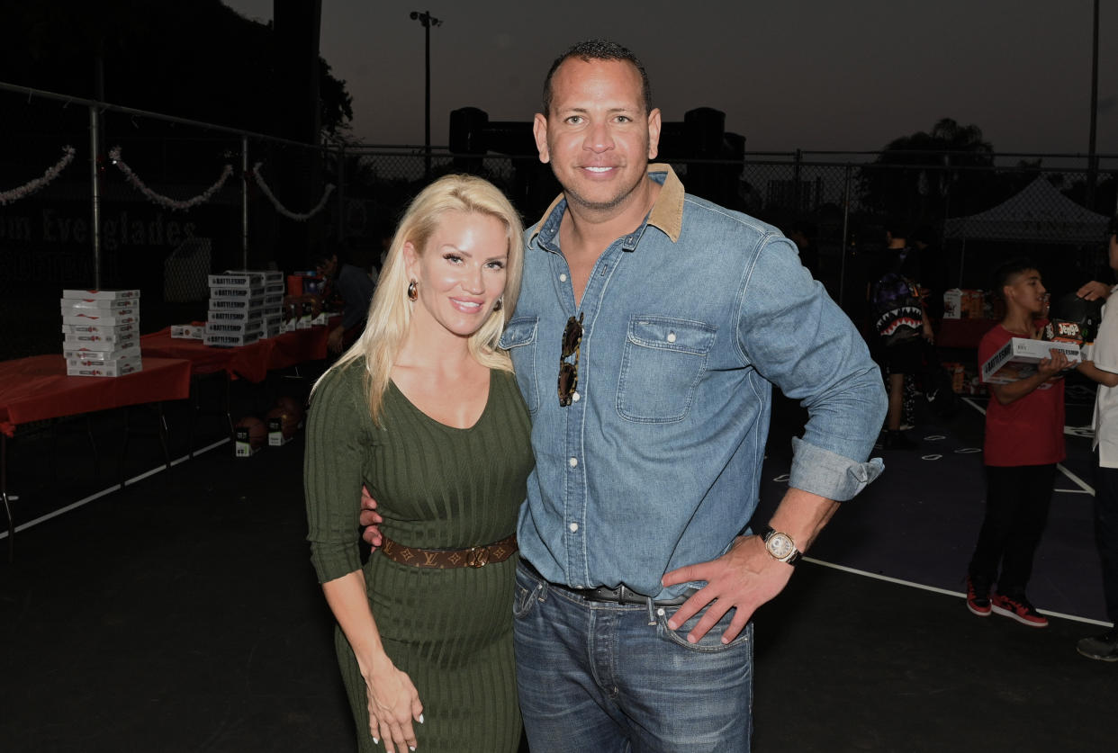 Jac Cordeiro y Alex Rodriguez en la fiesta navideña de los Clubs de Niños y Niñas de Miami-Dade. (Photo by Manny Hernandez/Getty Images)