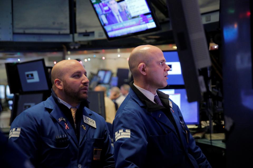 Los operadores trabajan en la Bolsa de Valores de Nueva York (NYSE) en Manhattan, Nueva York, Estados Unidos, el 28 de diciembre de 2017. REUTERS/Andrew Kelly