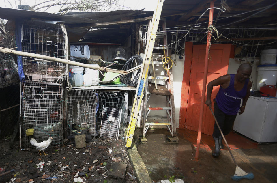 <p>MIA18. SAN JUAN (PUERTO RICO), 07/09/2017.- Un vecino del barrio de Santurce limpia su casa tras el paso del huracán Irma, hoy jueves, 7 de septiembre de 2017, en San Juan (Puerto Rico). El gobernador de Puerto Rico, Ricardo Rosselló, informó hoy que fallecieron tres personas en hechos relacionados con las malas condiciones climatológicas causadas por el paso del huracán Irma, mientras que los mayores incidentes que se han registrado son árboles y postes eléctricos caídos. EFE/Thais Llorca </p>