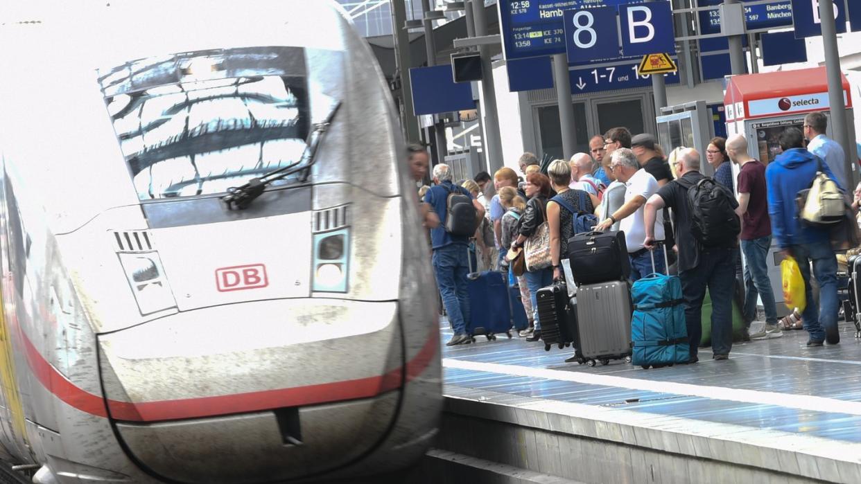 Bundeswehr und Bahn haben sich auf Gratis-Bahnfahrten für Soldaten geeinigt - zunächst im Fernverkehr. Foto: Arne Dedert/Archiv