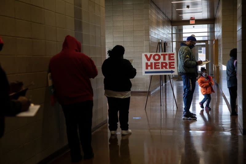 IMAGEN DE ARCHIVO. Peronas hacen fila para votar anticipadamente en las elecciones presidenciales en Detroit, Michigan, EEUU