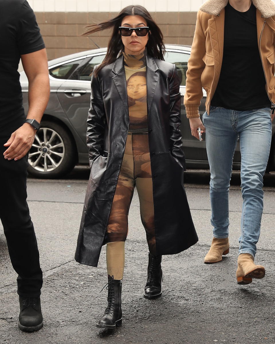 Bei einem Termin im Zuge der New York Fashion Week fiel Kourtney in diesem Mona-Lisa-Jumpsuit auf. (Bild: Splash News)