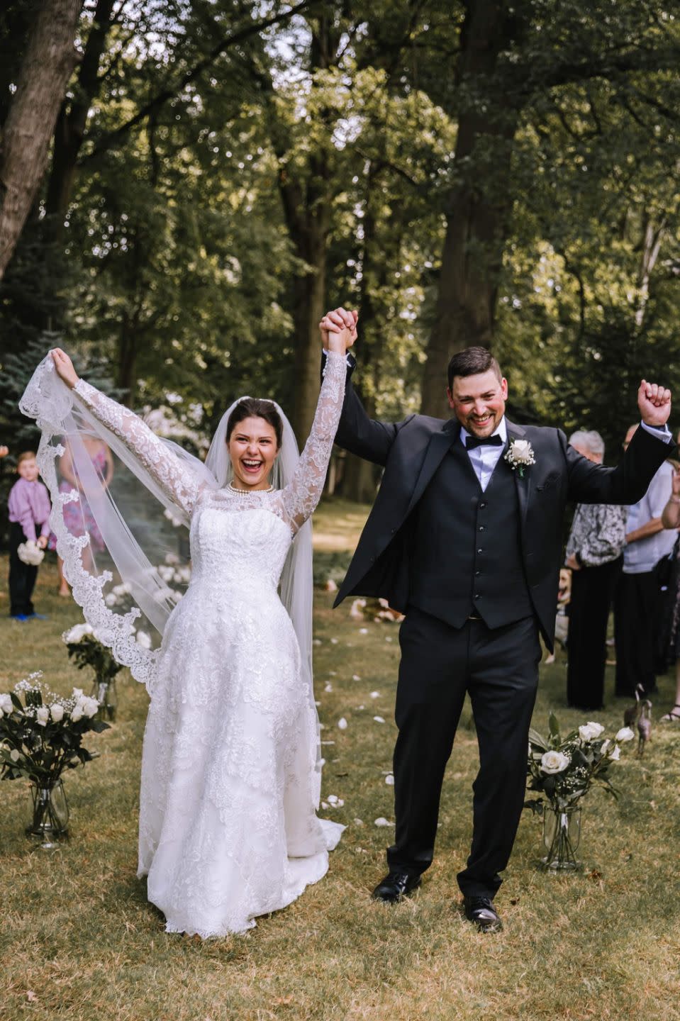 Melanie und Tyler Tapajna feierten ihre Vermählung in einem kleinen Garten mit etwa 12 engen Familienmitgliedern und Freunden. (Foto: Melanie und Tyler Tapajna).