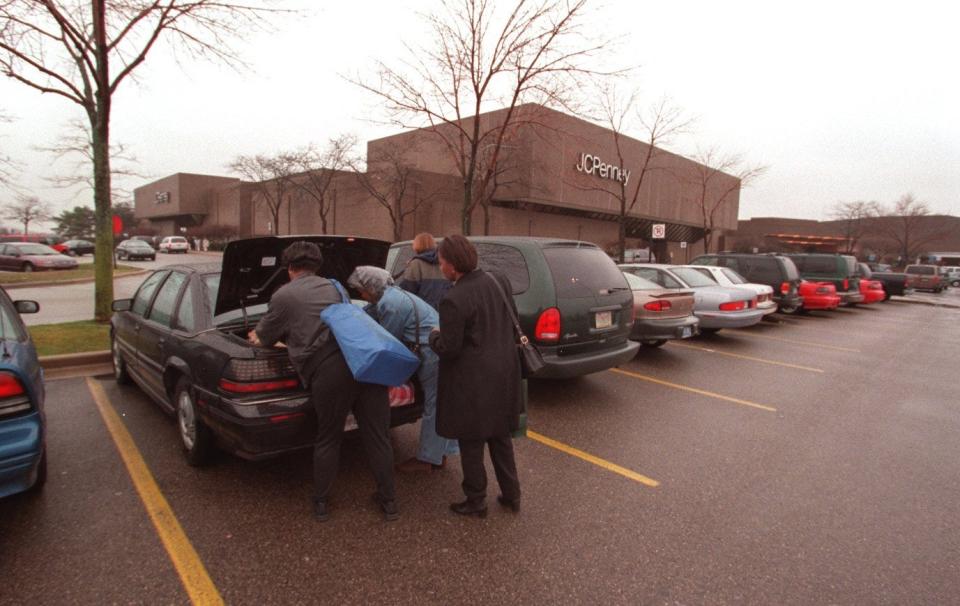 The Lakeside Mall parking lot was more crowded on the day after Thanksgiving in November 1999.