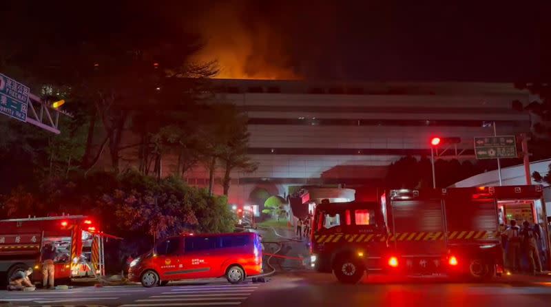 緯創昨晚發生火警，初判是室外空調箱燒毀導致。（圖／翻攝畫面）