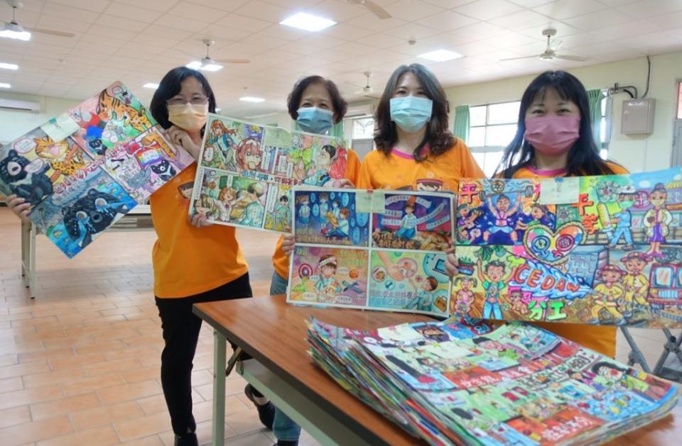 台南市家庭教育中心工作人員展示校園CEDAW日四格漫畫徵選活動的優選作品。 （記者施春瑛攝）