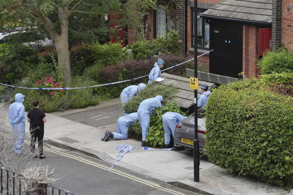 Adli tıp görevlileri, 13 Temmuz 2024 Cumartesi günü Londra'da Bristol'daki Clifton Asma Köprüsü yakınlarında iki valizde insan kalıntıları bulunmasının ardından Shepherd's Bush'taki bir adreste çalışıyor. Polis, Batı Londra'daki Shepherd's Bush'taki bir adreste insan kalıntıları bulunduğunu ve bu kalıntıların Çarşamba günü Bristol'daki Clifton Asma Köprüsü yakınlarında atılan valizlerde bulunan kalıntılarla bağlantılı olduğuna inanıldığını söyledi. (Jonathan Brady/PA via AP)