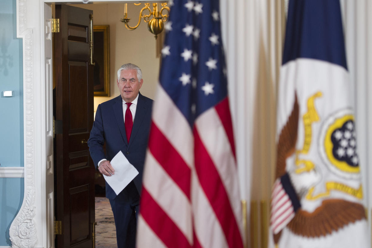 Rex Tillerson auf dem Weg zur Pressekonferenz. (AP Photo/Cliff Owen)