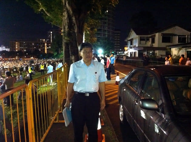 Workers Party's Candidate Png Eng Huat walks to his last rally before Cooling Off Day, staying in high spirits despite an ongoing war of words about his integrity. (Yahoo! photo)