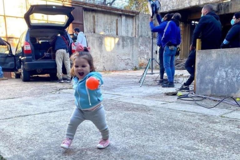 Con esta y otras imágenes, Federico Mazzei mostró cómo su hija se divierta en el set de filmación