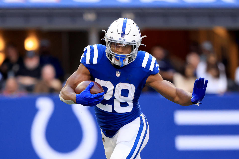 INDIANAPOLIS, INDIANA - OCTOBER 17: Jonathan Taylor #28 of the Indianapolis Colts runs the ball in the game against the Houston Texans at Lucas Oil Stadium on October 17, 2021 in Indianapolis, Indiana. (Photo by Justin Casterline/Getty Images)