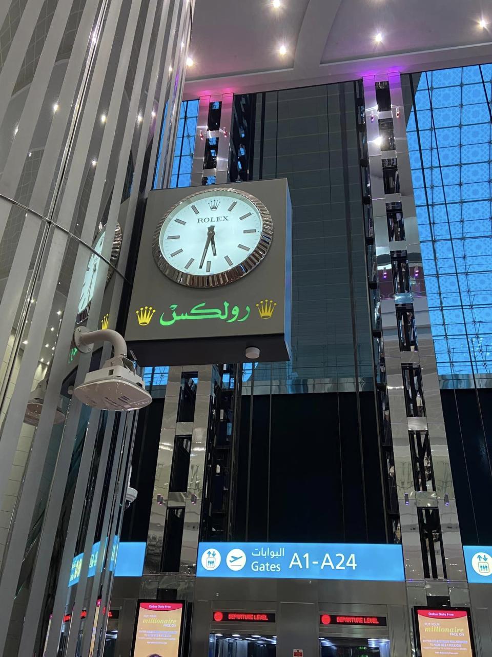 杜拜機場內超大鋼骨電梯與勞力士掛鐘。圖：陳嘉英提供