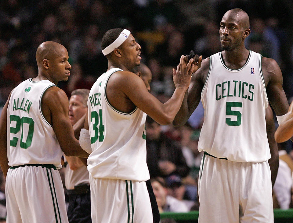 &#x006ce2;&#x0058eb;&#x009813;&#x00585e;&#x00723e;&#x008482;&#x00514b;Ray Allen&#x00ff08;&#x005716;&#x005de6;&#x008d77;&#x00ff09;&#x003001;Paul Pierce&#x008207;Kevin Garnett&#x005728;&#x006bd4;&#x008cfd;&#x004e2d;&#x004e92;&#x0076f8;&#x006253;&#x006c23;&#x003002;(Photo by Matt Stone/MediaNews Group/Boston Herald via Getty Images)