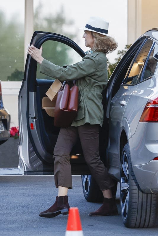 La infanta Elena visita a doña Sofía en el hospital