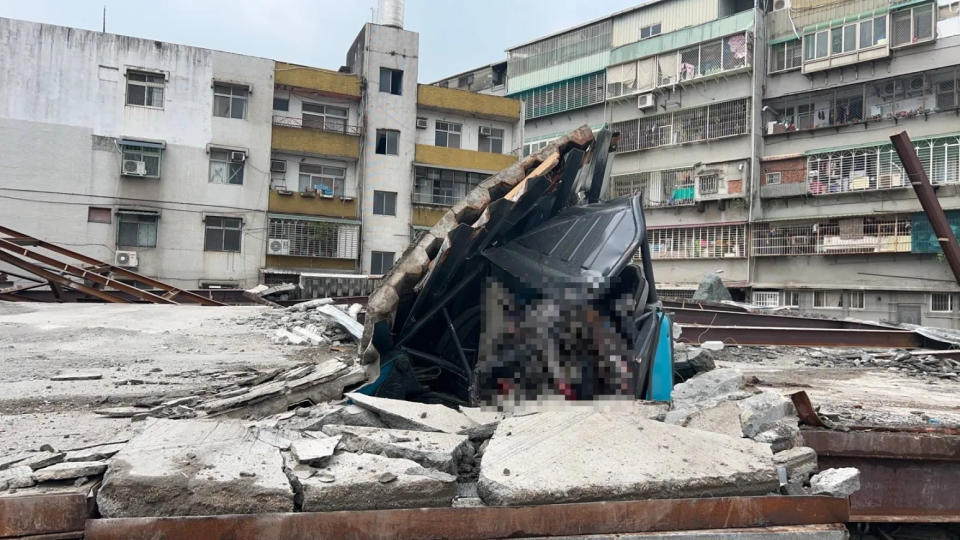 <strong>駕駛推土機工人遭牆面砸中當場死亡。（圖／翻攝畫面）</strong>