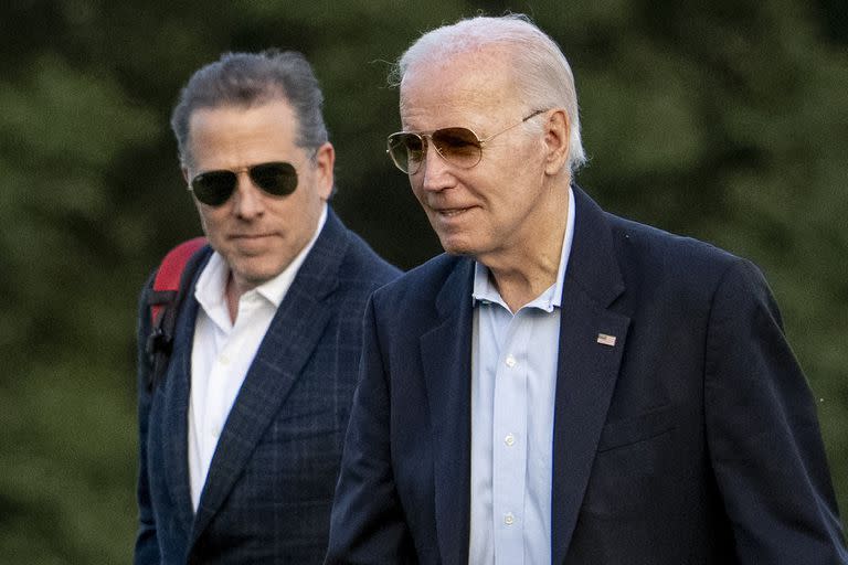 El presidente Joe Biden y su hijo Hunter Biden llegan a Fort McNair, el 25 de junio de 2023, en Washington