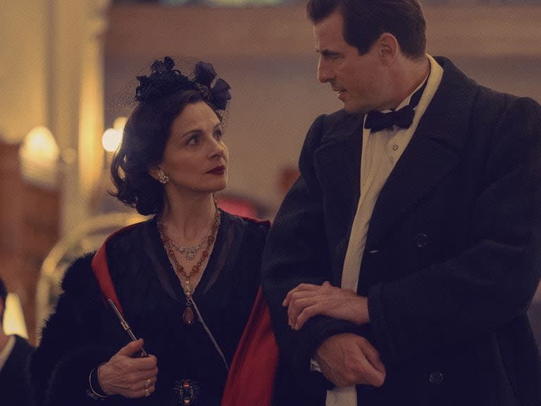 Juliette Binoche y Claes Bang en The New Look, una de las series que aborda la alta costura de Dior y Chanel como pretexto para contar el mundo