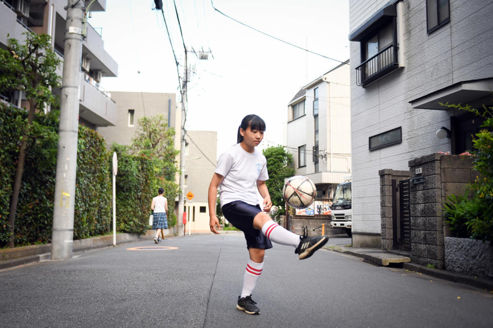 Kurumi Mochizuki, de 13 años, es la única chica de su equipo de fútbol en Tokio. (Noriko Hayashi/The New York Times).