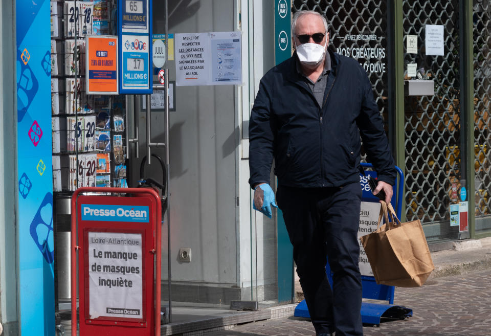 Man wearing an FFP2 protective mask and gloves to protect himself from the Coronavirus / Covid-19 on the streets of Nantes, France on March 20, 2020, the fourth day of confinement. (Photo by Estelle Ruiz/NurPhoto via Getty Images)