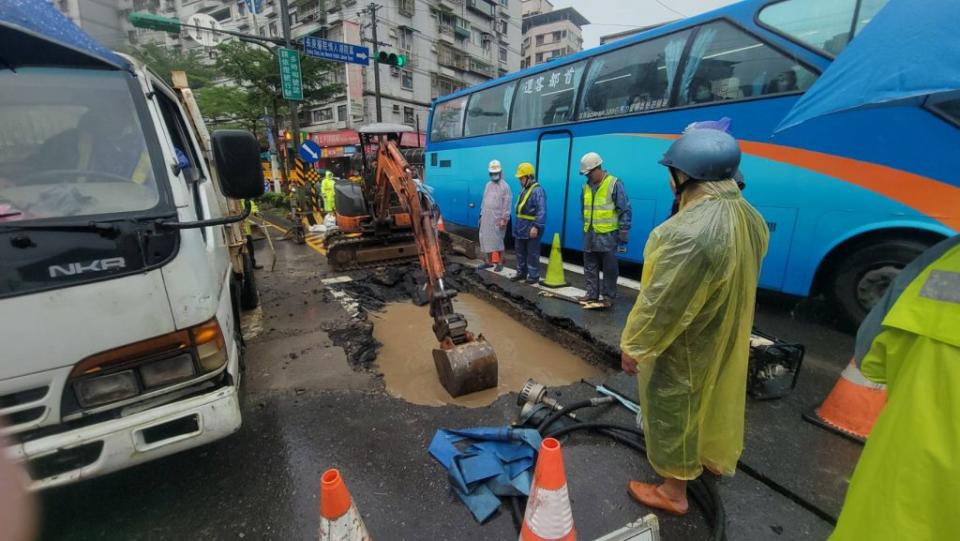 安樂區基金一路自來水爆管破大洞(上)，只剩單線雙向行駛，上班上學大塞車(下)。(記者王慕慈攝)