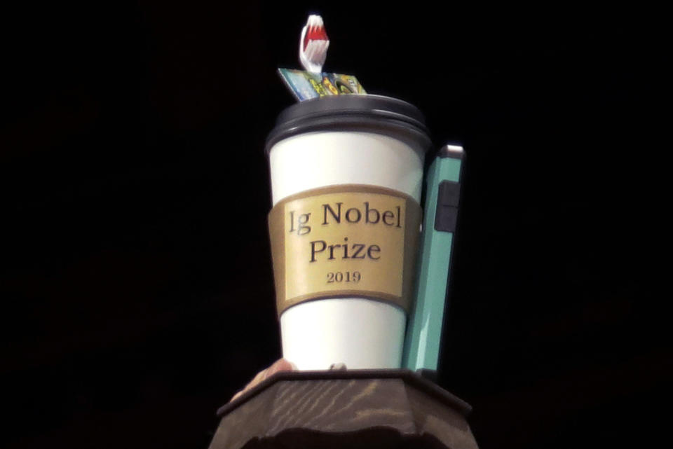 Diese Woche wurde der Anti-Nobelpreis, der Ig Noble Prize verliehen. Foto: AP Photo / Elise Amendola