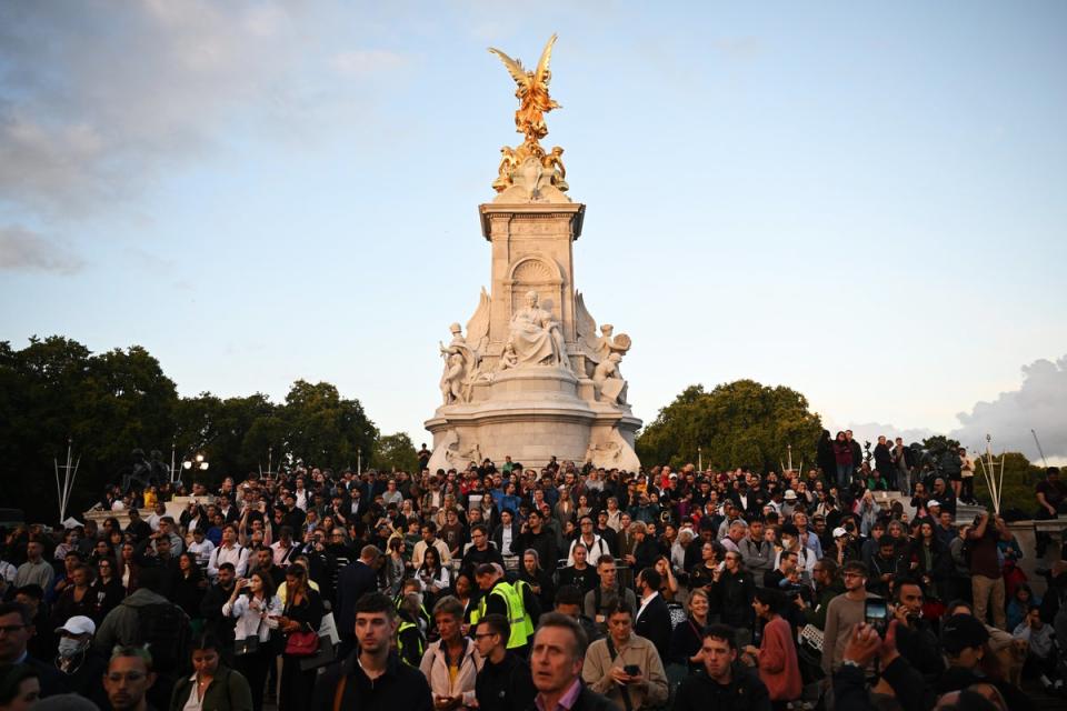 Crowds gather on the Victoria Memorial (Getty Images)