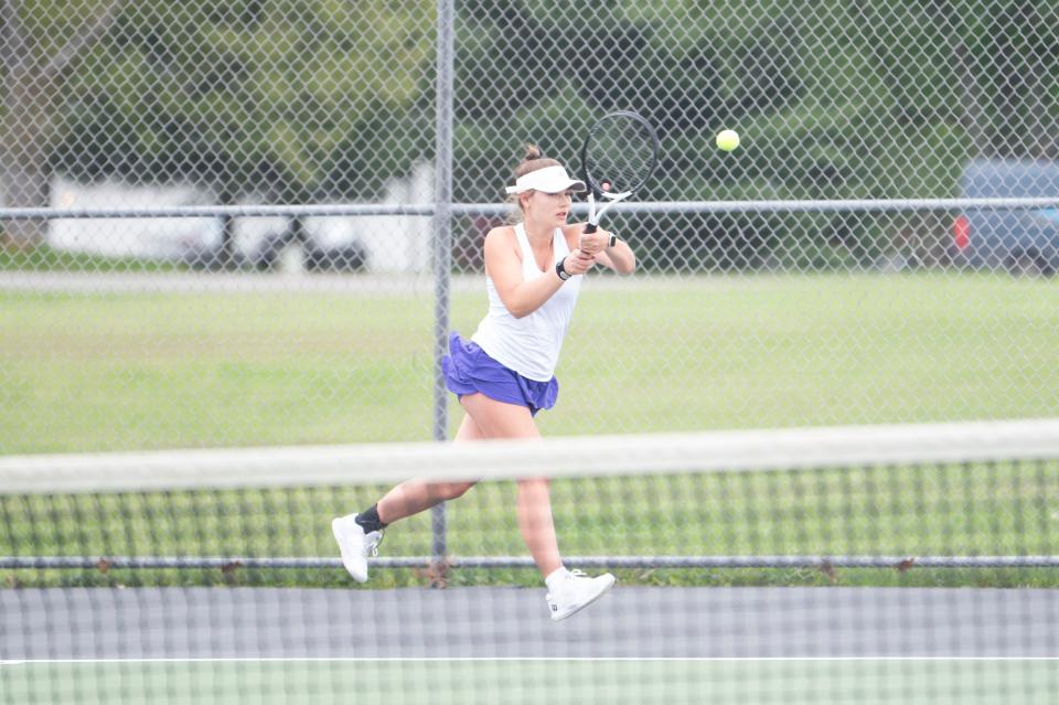 Madison Simonds, estudiante de primer año de Lakeview, corre por el balón durante un partido contra Mia Helbing de Harper Creek en el torneo de tenis All-City en Pennfield High School el viernes 10 de mayo de 2024.
