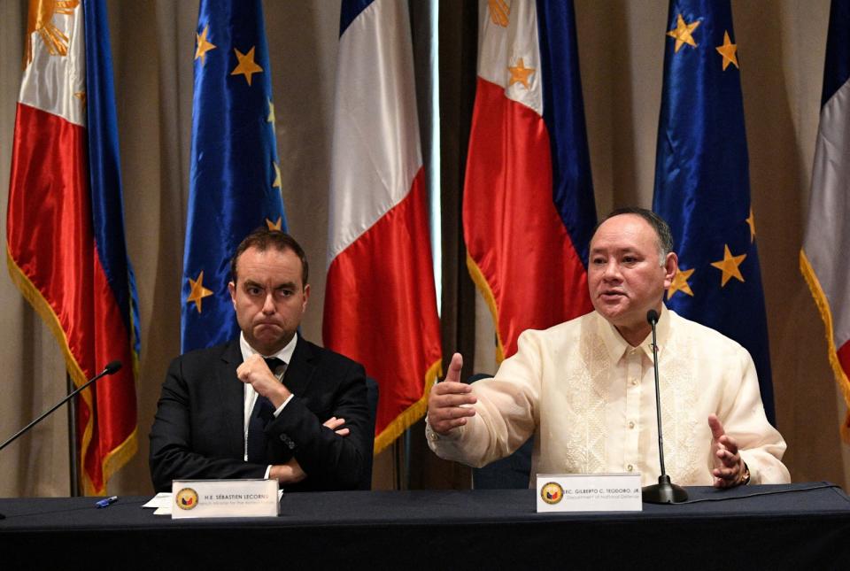 法國國防部長勒克努（左）和菲律賓國防部長鐵歐多洛2日在馬尼拉簽訂國防合作協議。路透社