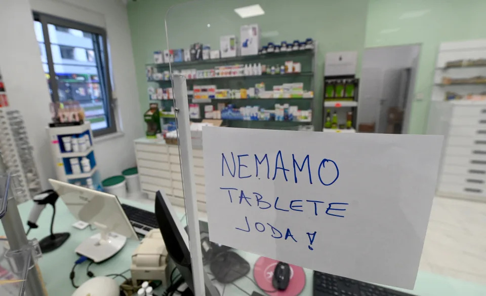 En varios países europeos el temor a una escalada nuclear se ha traducido en un incremento de la demanda de yoduro de potasio.  En esta farmacia de Zagreb, en Croacia, han colocado un cartel avisando a los clientes de que no les queda. (Foto: AFP / DENIS LOVROVIC)