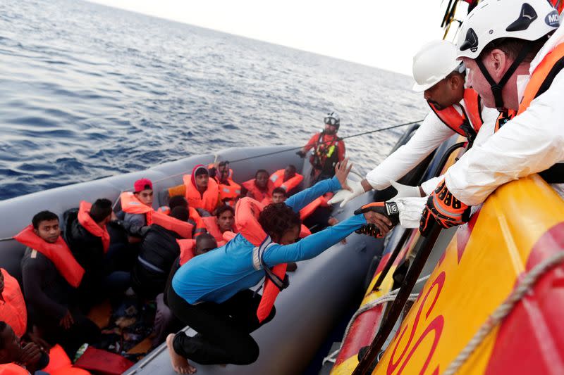 FOTO DE ARCHIVO. Migrantes se ven durante una operación de rescate en el mar Mediterráneo