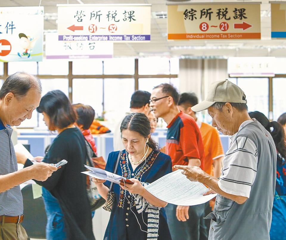 雖然今年免稅額及扣除額沒調高，但基本生活費不課稅的金額從19.6萬元調高到20.2萬元，差額扣除有機會增加，對家戶人口數多的會比較有感。圖／本報資料照片