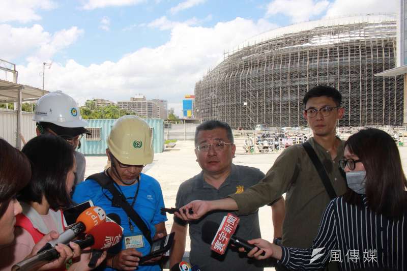 20180822-日前大巨蛋發生火警，初步判斷是因焊接不慎引發火勢。台北市議會民進黨團22日率媒體前往會勘，但遭阻擋在外約20分鐘，其後雖准許進入，但仍無法進入工地會勘。圖為議員即使進入工地也無法進入建物勘查。（方炳超攝）