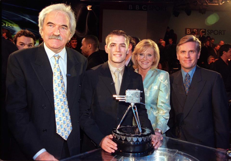 BBC Sports presenters Des Lynam (left), Sue Barker and Steve Ryder (far right) with England and Liverpool soccer star Michael Owen, after he was named BBC Sports Personality of the Year, at London's QEII Conference Centre . * 2/8/99: Lynam signs with ITV as their main football presenter. (Photo by Tony Harris - PA Images/PA Images via Getty Images)