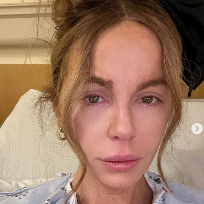 Kate Beckinsale, en una de las fotos que ha compartido desde el hospital credit:Bang Showbiz
