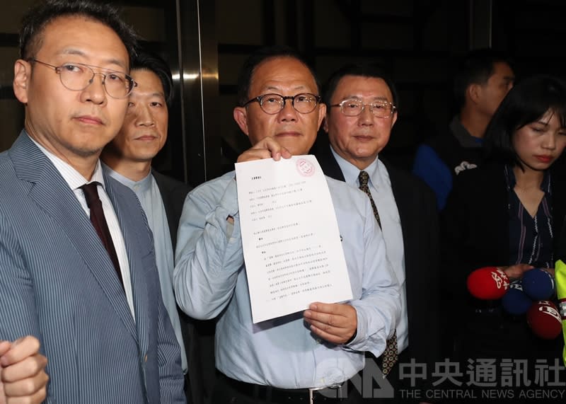 國民黨台北市長候選人丁守中25日凌晨赴台北地方法院，向媒體展示民事聲請狀，並說明將會提出選舉無效訴訟。（中央社／資料照）