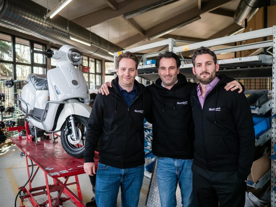 Die Kumpan-Gründer vor einem ihrer E-Roller-Modelle: Daniel Tykesson, Patrik Tykesson und Philipp Tykesson (von links). - Copyright: Kumpan Electric