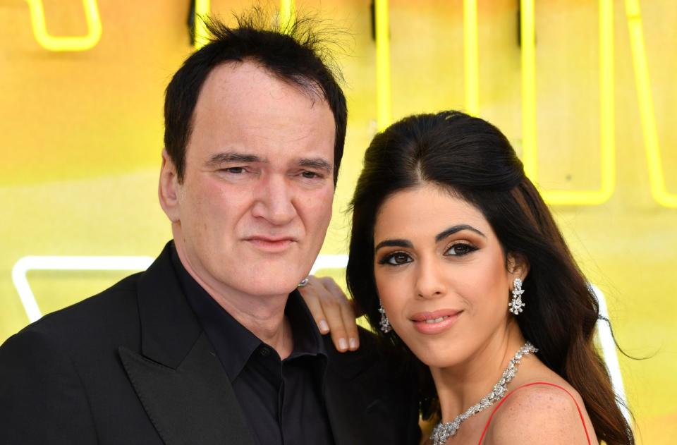 Sie kennen sich seit über zehn Jahren, seit 2018 sind sie verheiratet: Kult-Regisseur Quentin Tarantino und die israelische Sängerin Daniella Pick sind nur ein Beispiel für ein Promi-Ehepaar, bei dem der Altersunterschied mehr als 20 Jahre beträgt. Die Galerie zeigt Stars, deren Ehefrauen (fast?) ihre Töchter sein könnten ... (Bild: Gareth Cattermole/Getty Images)