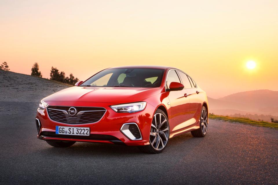 Über ihr scheint schon die Abendsonne: Insignia-Limousine in der sportiven Topversion GSi. - Copyright: Opel