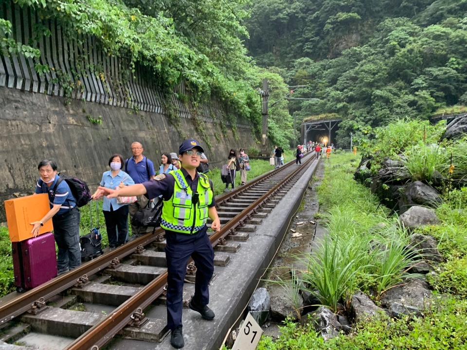 台鐵自強號第229次北上列車今（6/21）清水隧道受到土石流衝擊出軌，乘客下車步行搭接駁車。讀者提供