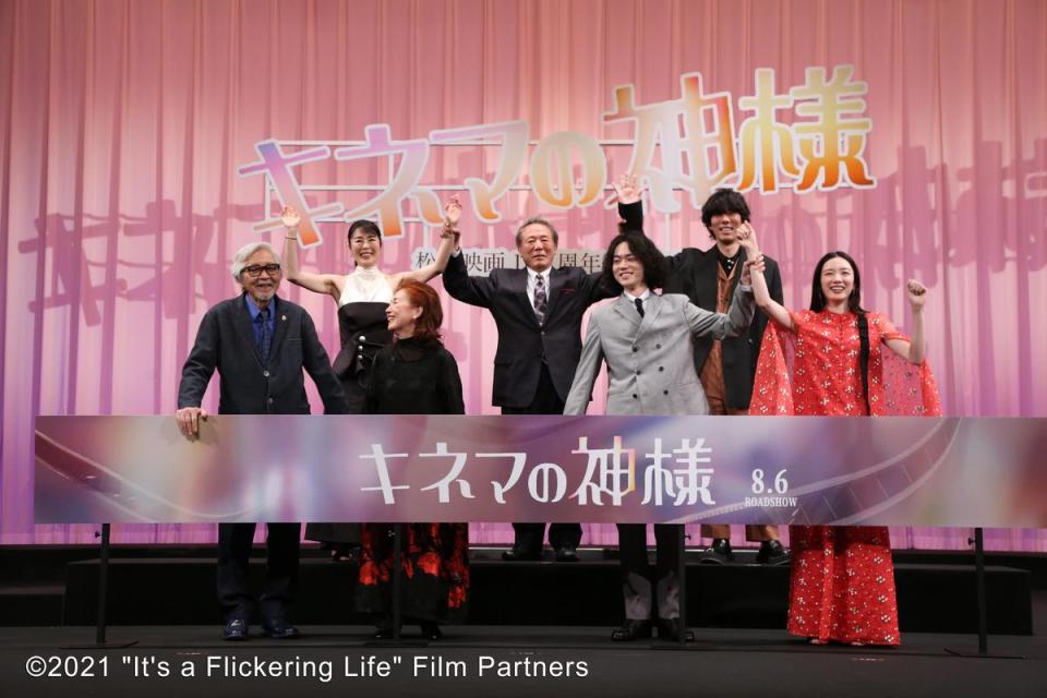 《電影之神》歷經2年多的製作期總算在今年順利上映，山田洋次（前排左）與演員出席日本宣傳活動時難掩興奮。（采昌國際多媒體提供）
