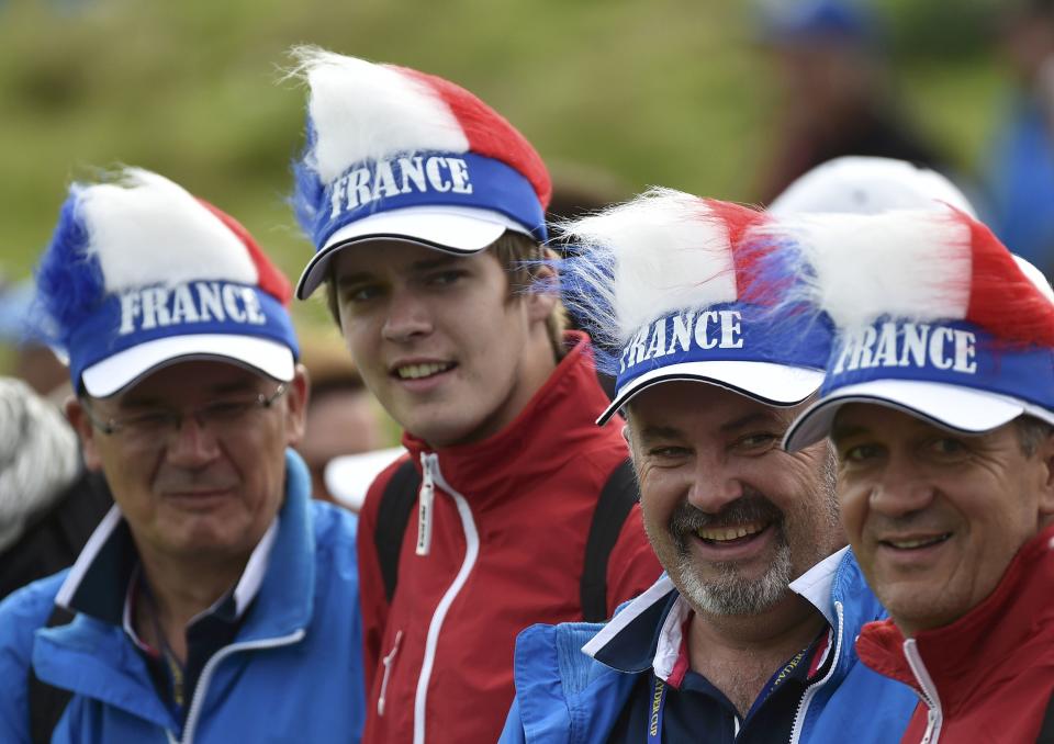 Spectators dressed in outfits of the French national colour watch play during practice ahead of the 2014 Ryder Cup at Gleneagles in Scotland September 25, 2014. REUTERS/Toby Melville (BRITAIN - Tags: SPORT GOLF)