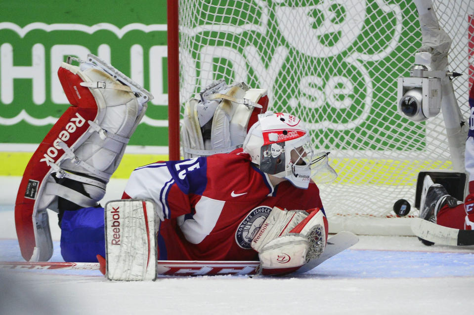 Norway's goalkeeper Henrik Haukeland watches the puck as Sweden scores during their IIHF World Junior Championship Group B preliminary round ice hockey match at Malmo Arena in Malmo, December 29, 2013. REUTERS/Ludvig Thunman/TT News Agency (SWEDEN - Tags: SPORT ICE HOCKEY) ATTENTION EDITORS - THIS IMAGE HAS BEEN SUPPLIED BY A THIRD PARTY. IT IS DISTRIBUTED, EXACTLY AS RECEIVED BY REUTERS, AS A SERVICE TO CLIENTS. SWEDEN OUT. NO COMMERCIAL OR EDITORIAL SALES IN SWEDEN. NO COMMERCIAL SALES