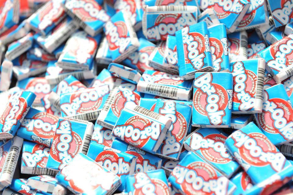 Chicles Bazooka a montones. Imagen vía Getty.