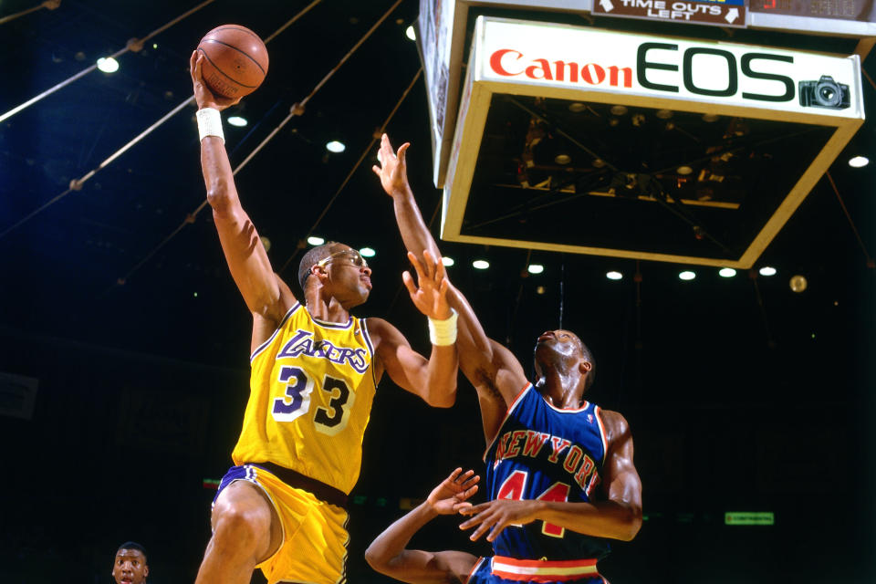 INGLEWOOD, CA - JANUARY 22: Kareem Abdul-Jabbar #33 of the Los Angeles Lakers shoots the ball against the New York Knicks on January 22, 1988 at The Forum in Inglewood, California. NOTE TO USER: User expressly acknowledges and agrees that, by downloading and/or using this photograph, user is consenting to the terms and conditions of the Getty Images License Agreement. Mandatory Copyright Notice: Copyright 1988 NBAE (Photo by Andrew D. Bernstein/NBAE via Getty Images)