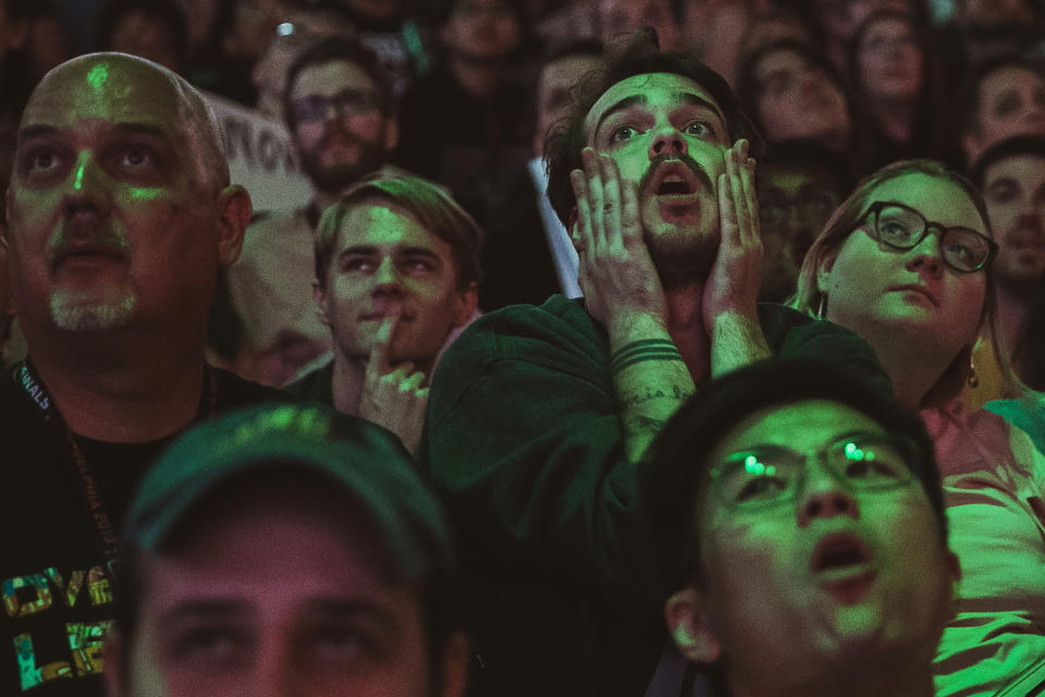 Un grupo de fanáticos reacciona durante las finales de la Liga Overwatch en Filadelfia, el 29 de septiembre de 2019. (Jeenah Moon/The New York Times)
