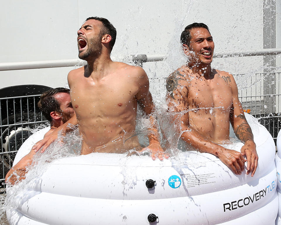 Fußballspieler wie Vicente Iborra und Leonardo Ulloa setzen sich nach anstrengenden Trainingseinheiten „gern“ mal in ein Wasserbad mit Eiswürfeln. (Bild: Getty Images)