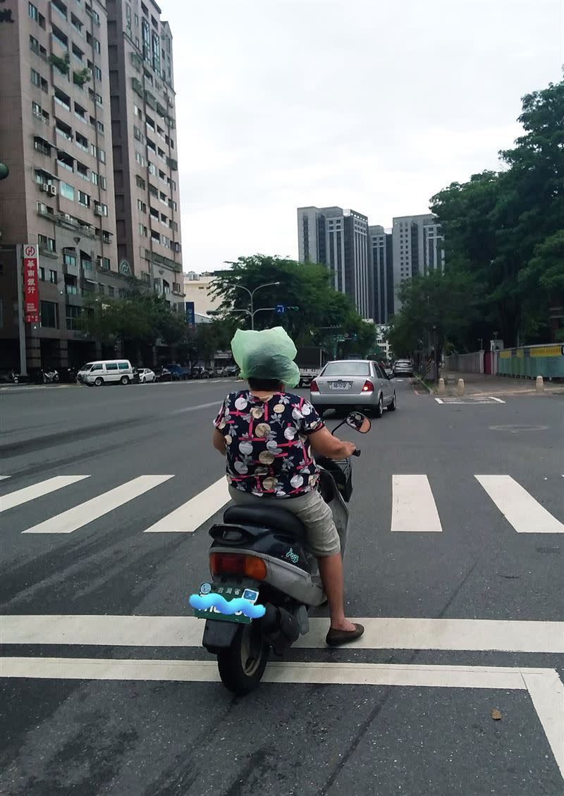 騎士嬤頭套塑膠袋充當安全帽，讓眾人看了都替她捏把冷汗。（圖／翻攝自路上觀察學院）