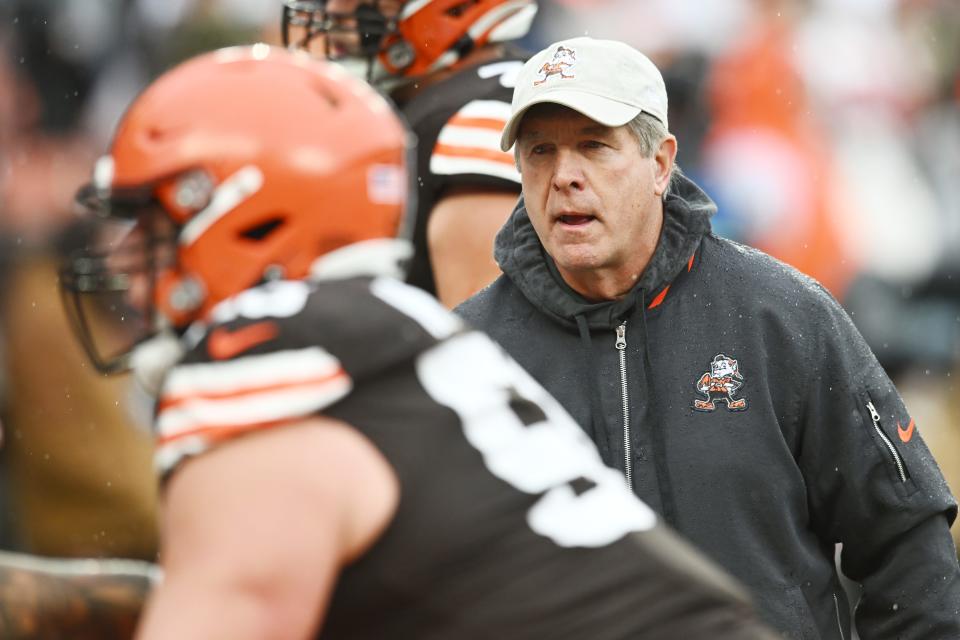 Browns offensive line coach Bill Callahan watches the offensive line warm up before playing the Chicago Bears, Dec. 17, 2023, in Cleveland.